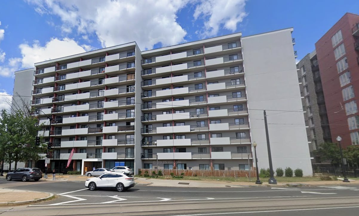 El Delta Pearl, un edificio de 166 unidades con vivienda asequible en Washington, se deterioró con rapidez tras su reapertura después de la remodelación (Google Maps)