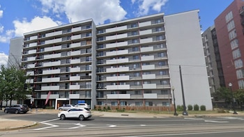 Ratas, ascensores rotos y más de 30°C en los departamentos: Washington DC demandó al dueño de un edificio de viviendas asequibles