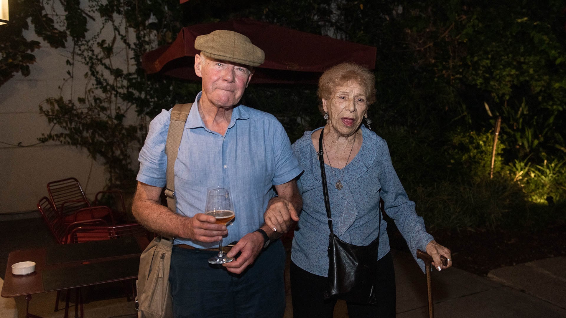 Geoffrey Cardozo con Beatriz Páez, madre de un veterano de Malvinas.