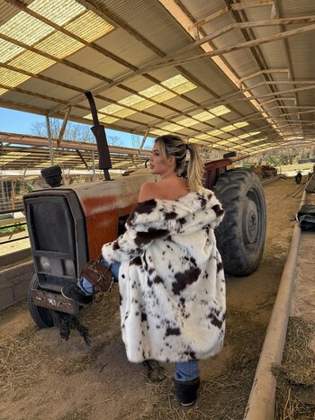 La conductora eligió un abrigo