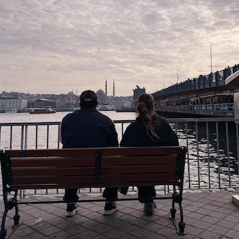 La pareja disfrutando del paisaje