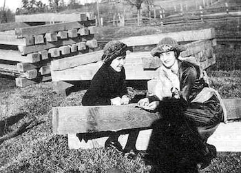 Lo que había empezado siendo una amistad incondicional se transformó en una intensa relación sentimental. Se habían enamorado y soñaban con huir a Nueva York para publicar sus textos en grandes editoriales o con adaptar al cine las piezas de Juliet para que Pauline pudiese interpretar algún papel