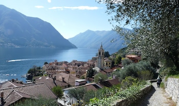 Las montañas rodean el lago y Locarno se sitúa a las orillas.