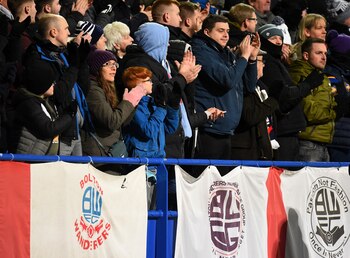 Hinchas del Bolton Wanderers, que alcanzó la Premier League en la temporada 2011/2012, en un encuentro ante el Luton Town. (REUTERS/Peter Powell)
