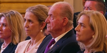 Las infantas Elena y Cristian acompañan al rey Juan Carlos I en el reconocimiento que ha hecho Francia a sus memorias (Europa Press)