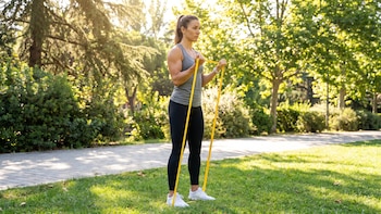 Bíceps definidos sin gimnasio: la rutina recomendada por un experto que solo necesita un parque y dos elementos
