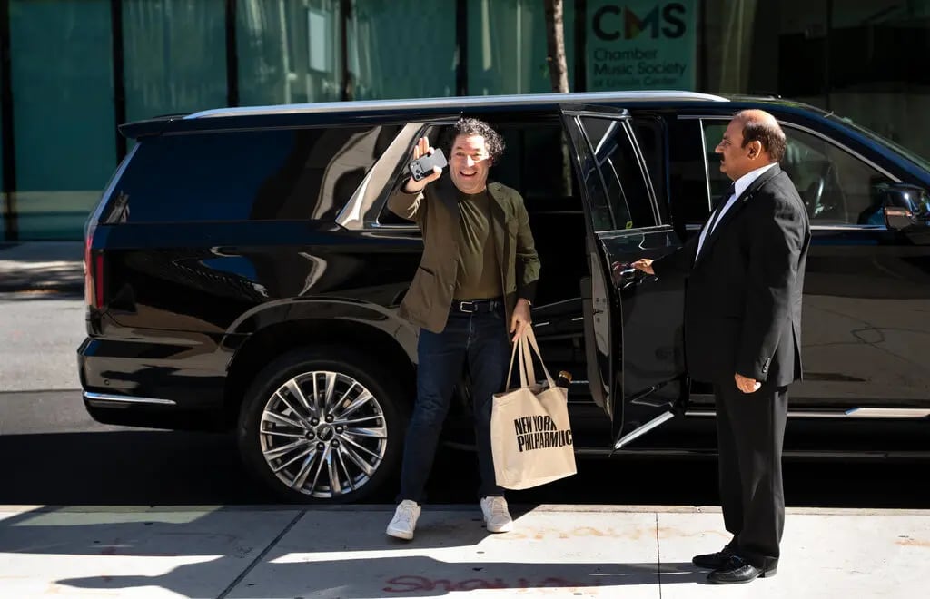 Primer día de trabajo: Gustavo Dudamel llega al Lincoln Center el Día del Trabajo para ensayar con la orquesta (James Estrin / The New York Times)