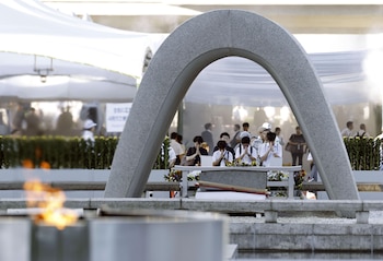 Varias personas oran ante el cenotafio dedicado a las víctimas del bombardeo atómico antes de la ceremonia conmemorativa del aniversario del ataque, en el Parque Conmemorativo de la Paz de Hiroshima, el jueves 6 de agosto de 2026, en el oeste de Japón. (Mizuki Sakai/Kyodo News vía AP)
