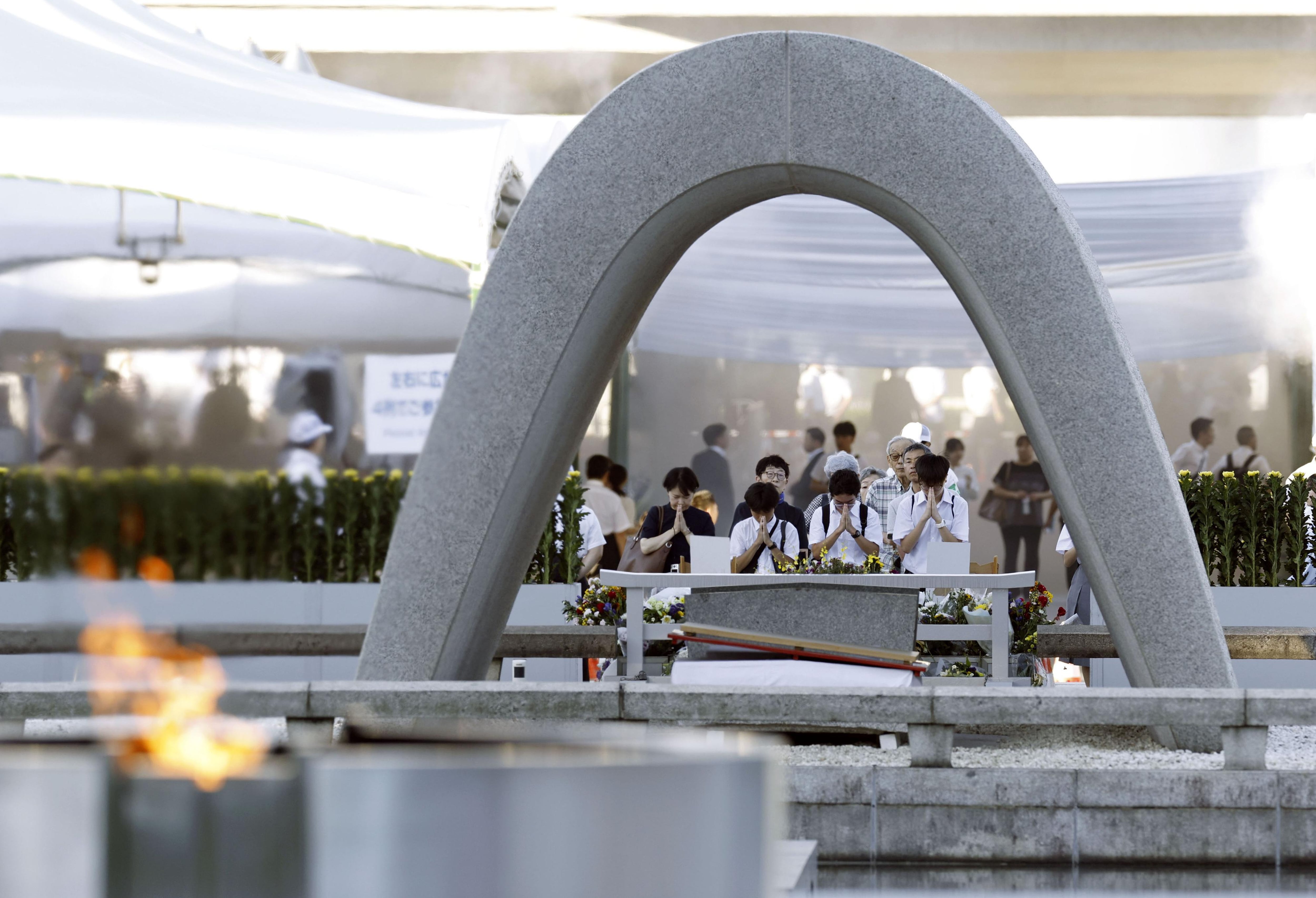Varias personas oran ante el cenotafio dedicado a las víctimas del bombardeo atómico antes de la ceremonia conmemorativa del aniversario del ataque, en el Parque Conmemorativo de la Paz de Hiroshima, el jueves 6 de agosto de 2026, en el oeste de Japón. (Mizuki Sakai/Kyodo News vía AP)