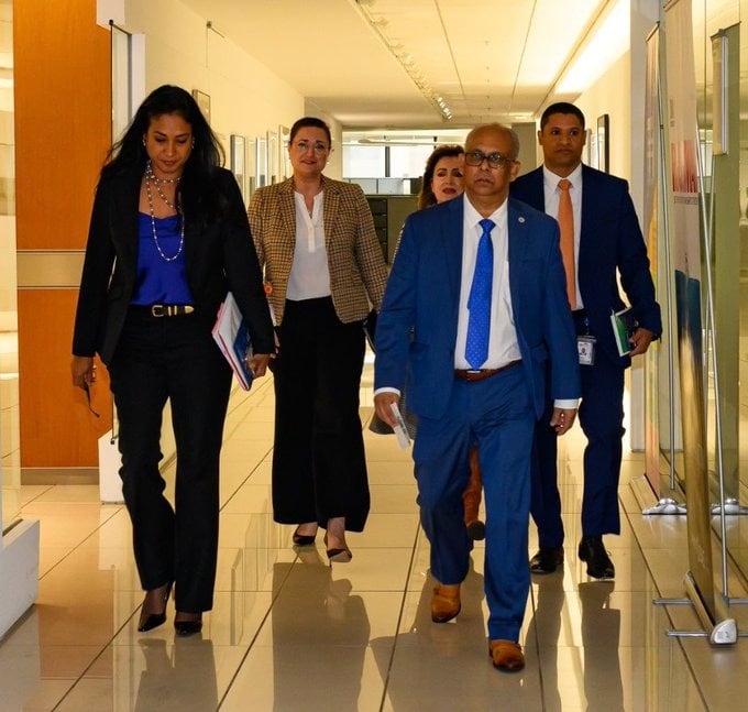 Ramdin y Jessurun caminan junto a otros asesores de la OEA, (Washington, Estados Unidos)