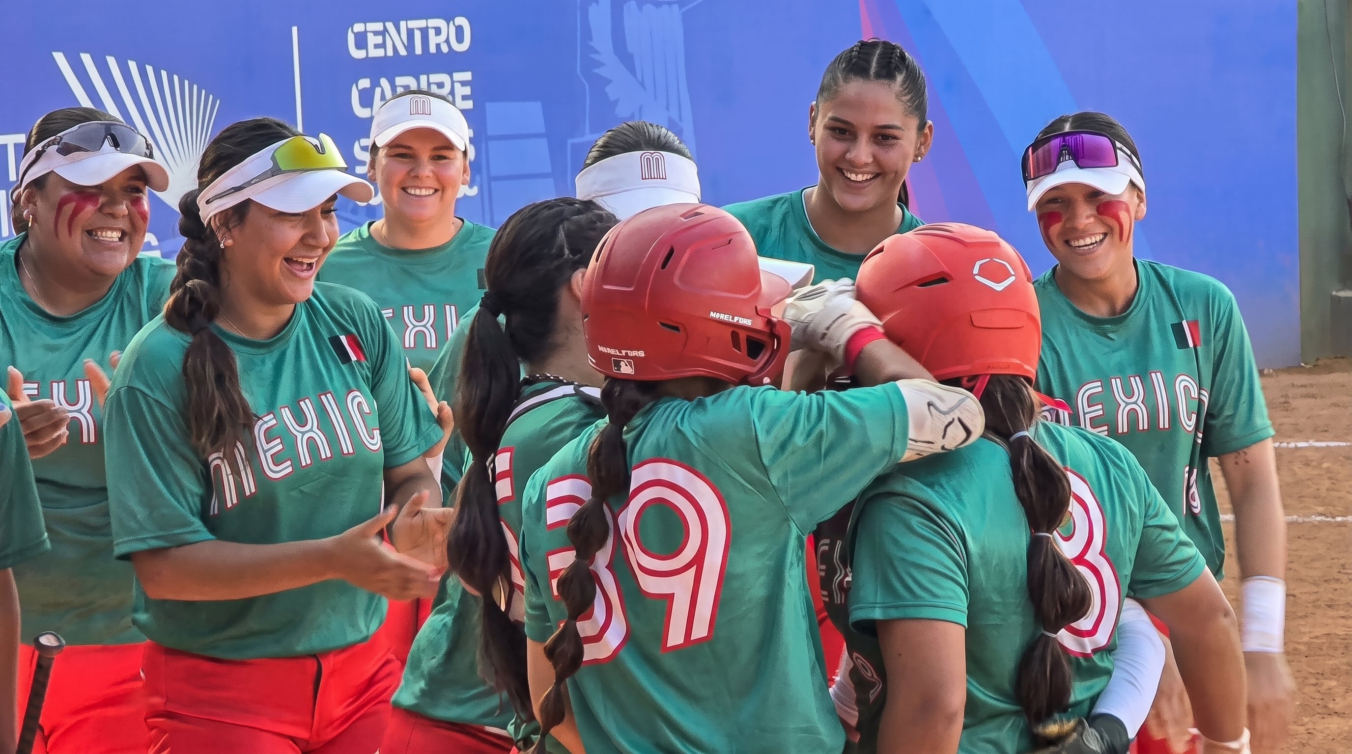 Las mexicanas intentaron sin éxito rescatar el diamante en el Estadio Juan Pablo Duarte durante más de seis horas, y la organización decidió repartir las medallas entre Puerto Rico, Islas Vírgenes y República Dominicana. (Federación Mexicana de Softbol)