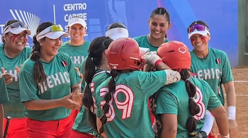 Las mexicanas intentaron sin éxito rescatar el diamante en el Estadio Juan Pablo Duarte durante más de seis horas, y la organización decidió repartir las medallas entre Puerto Rico, Islas Vírgenes y República Dominicana. (Federación Mexicana de Softbol)
