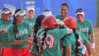 Selección Mexicana de Softbol tuvo que secar con palas y arena el campo para no perder la medalla en los Juegos Centroamericanos