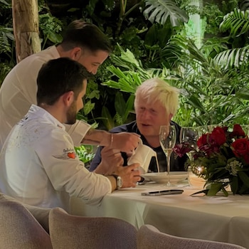 Johnson fue uno de los invitados del reconocido chef colombiano Juan Pablo Barrientos, propietario del restaurante El Cielo, uno de los más exclusivos del país, y que cuenta con sedes en EE. UU. - crédito @juanmaelcielo/IG