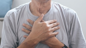 Acalasia, la enfermedad que impide que los alimentos lleguen al estómago y que puede confundirse con el reflujo: síntomas y tratamiento