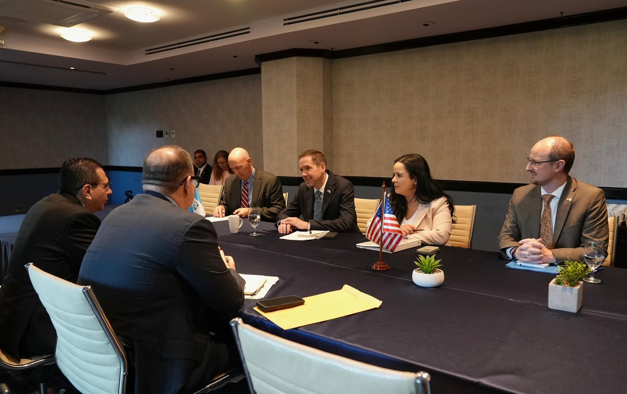 Estados Unidos y Guatemala reafirmaron su cooperación y la política de cero tolerancia contra el narcotráfico, las redes criminales y las organizaciones terroristas transnacionales. (US Embassy Guatemala)