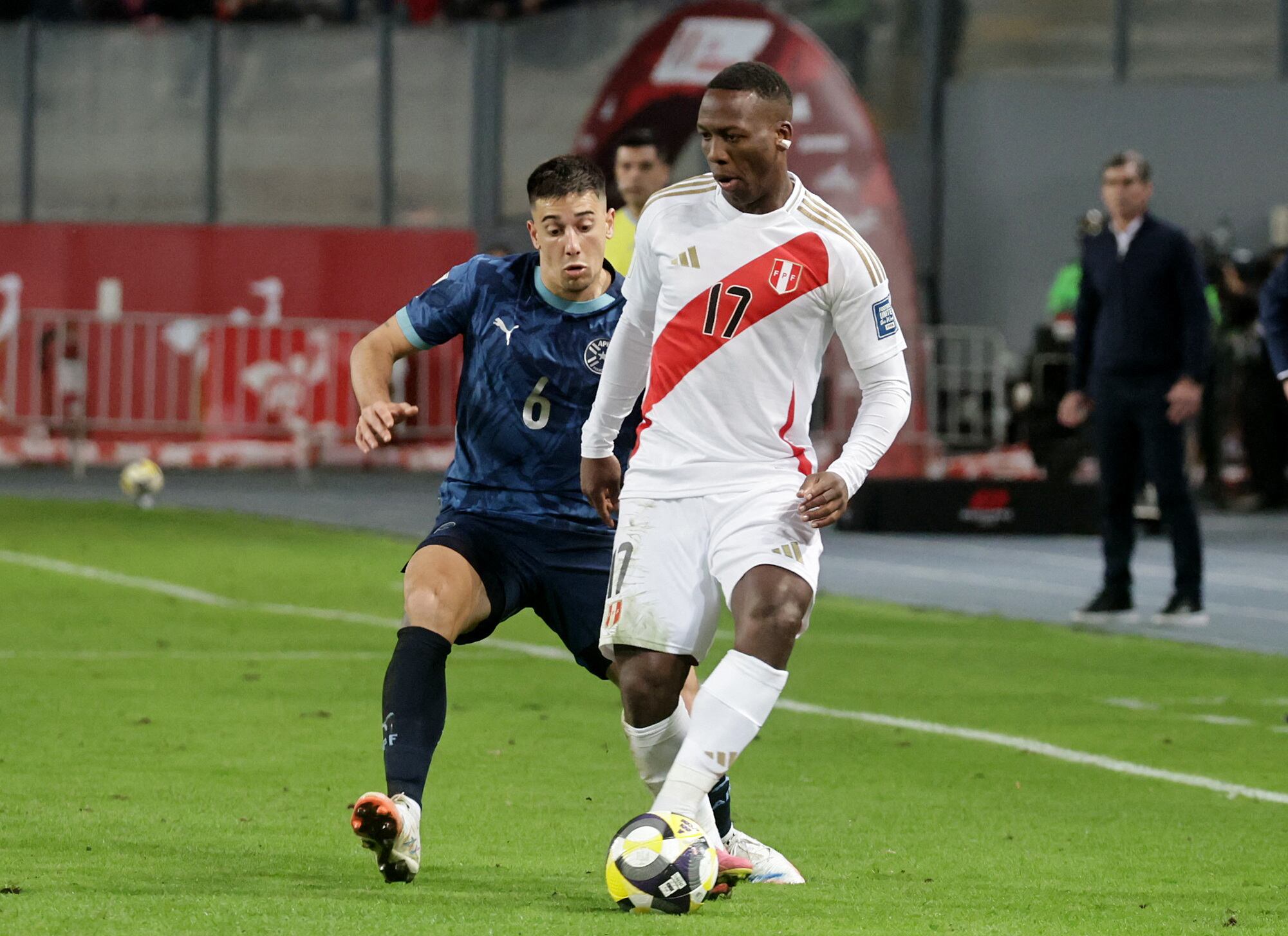 Luis Advíncula en acción con la selección peruana