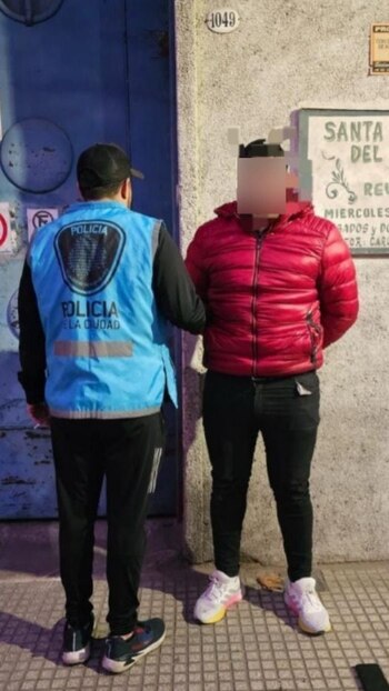 Lo buscaban por un crimen y descubrieron que se hacía pasar por su medio hermano y trabajaba en una textil