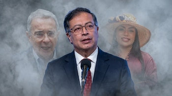 Gustavo Petro habla en micrófono. Detrás, Álvaro Uribe Vélez y Peralta con sombrero, difuminados entre humo.
