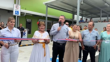 El presidente Rodrigo Chaves y Laura Fernández, presidenta electa, estuvieron en la inauguración de las nuevas instalaciones. Cortesía: CCSS