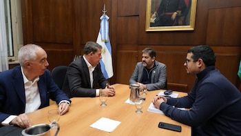 Besteiro se reúne con el Gobierno de Buenos Aires para tejer alianzas progresistas y "frenar a la extrema derecha"