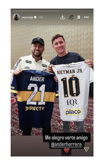 Neymar y Ander Herrera sonríen y posan con camisetas de fútbol intercambiadas. Neymar sujeta una de Boca Juniors; Herrera, una de Santos FC