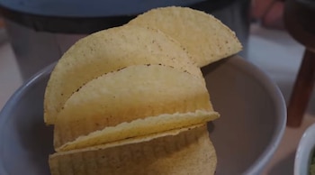 La tortilla crujiente que eligió Haaland es un tipo de tortilla común en países fuera de México. (YouTube/Erling Haaland)