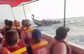 Una lancha que cubría la ruta entre Playa Blanca y El Rodadero se volcó con turistas a bordo en Santa Marta - crédito X