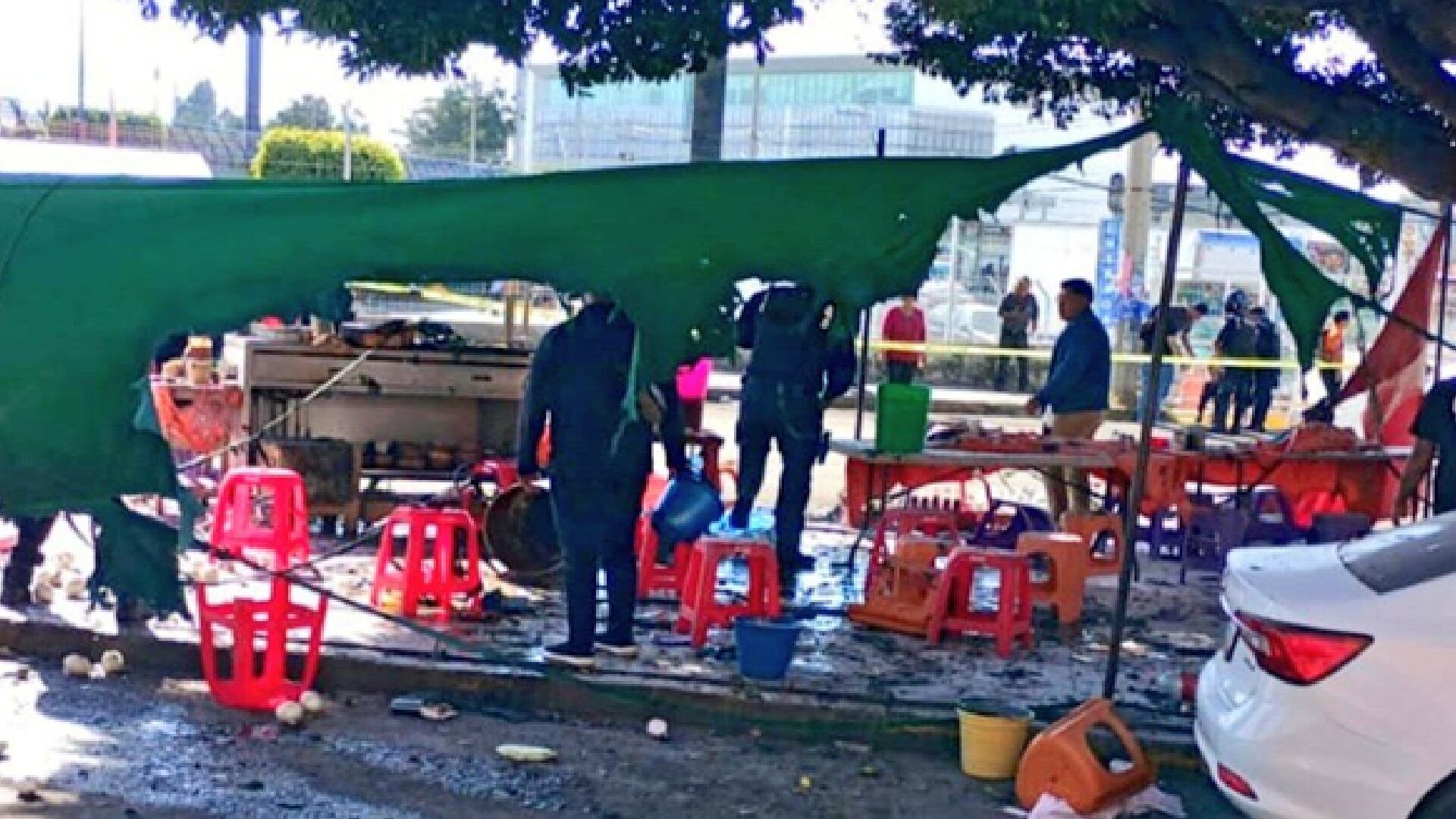 Así qedó el puesto después de la explosión (X/@CruzRojaPuebla)