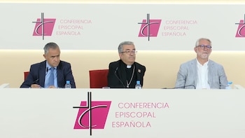 Luis Argüello, acompañado de los coordinadores del viaje apostólico de León XIV, Yago de la Cierva y Fernando Giménez Barriocanal (CEE)