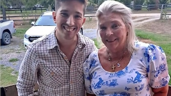 Escoltado por Carrió, uno de