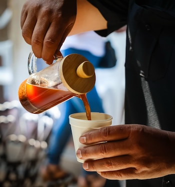 Una nueva generación de compradores apuesta por la calidad y el impacto social detrás de cada taza. Las preferencias cambiantes marcan una era de conciencia en el consumo y nuevas estrategias de la industria. (Foto de archivo)