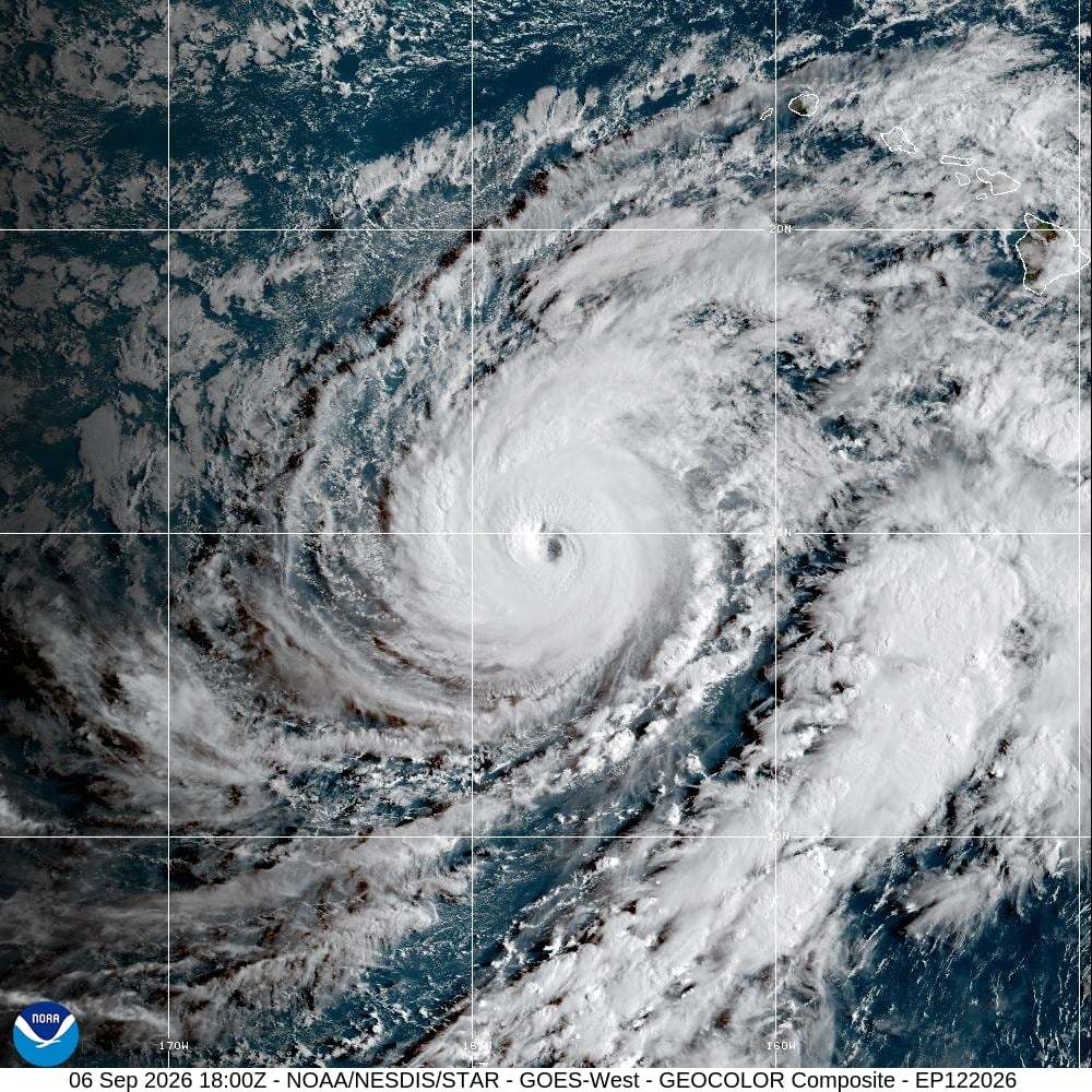 El oleaje del huracán Lowell amenazaba las costas de Kauai, Niihau y Oahu con olas de hasta nueve metros, corrientes de resaca y avances del mar sobre rutas y zonas bajas (NOAA via AP)