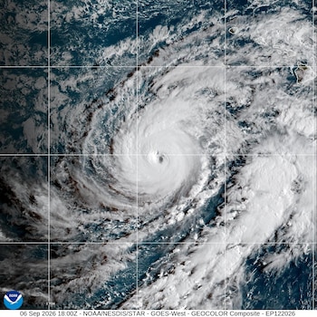 El oleaje del huracán Lowell amenazaba las costas de Kauai, Niihau y Oahu con olas de hasta nueve metros, corrientes de resaca y avances del mar sobre rutas y zonas bajas (NOAA via AP)