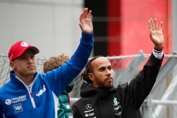 Nikita Mazepin junto a Lewis Hamilton saludando al público ruso en el Gran Premio de 2021 (REUTERS/Maxim Shemetov)