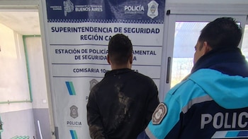 Les robó a una pareja de jubilados en La Plata, los golpeó con un fierro y los vecinos lo atraparon cuando escapaba de la vivienda