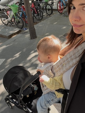 El carrusel de fotos de Ailén Cova y su hija Alaia en París