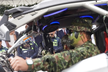Durante el desfile en Medellín se conocieron parte de los vehículos a disposición de las Fuerzas Militares de Colombia - crédito Alcaldía de Medellín