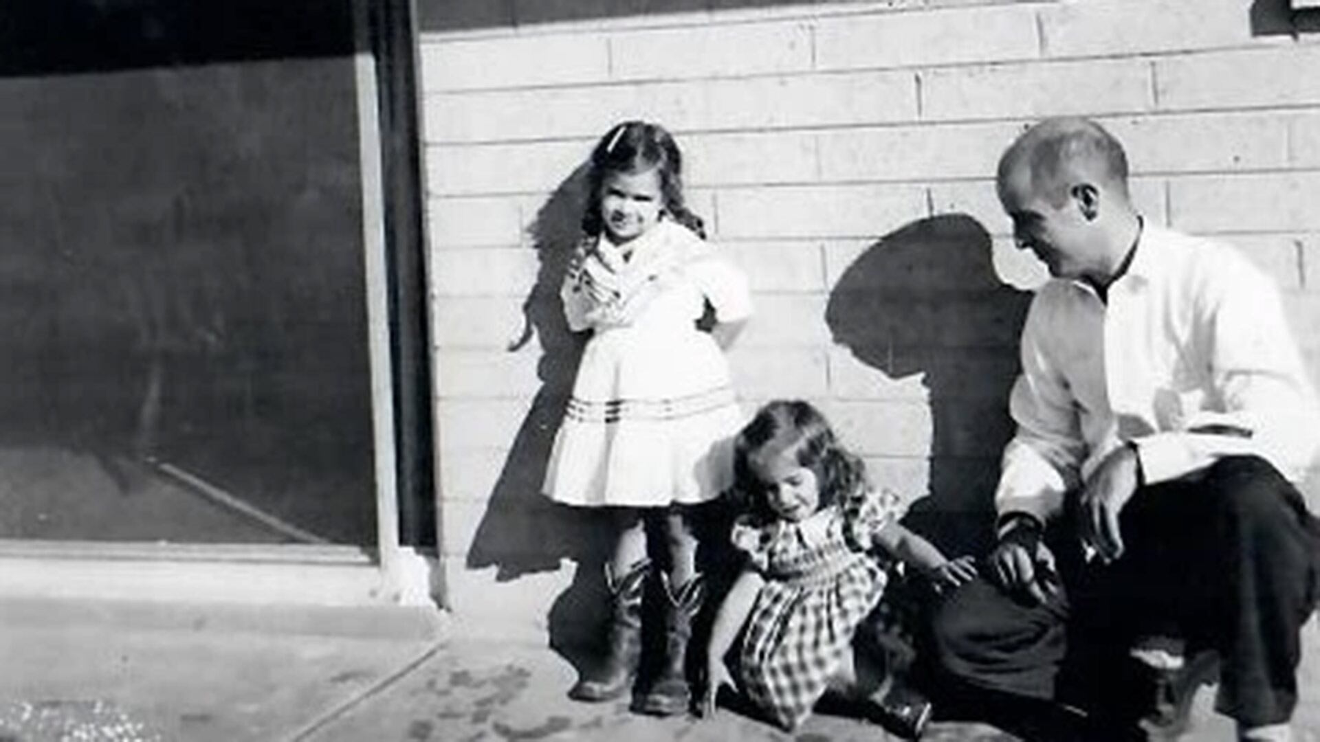 El capitán de la Fuerza Aérea de los Estados Unidos Milburn Apt junto a sus pequeñas hijas Lorrie y Sharman (Gentileza Sharman Apt Russell)