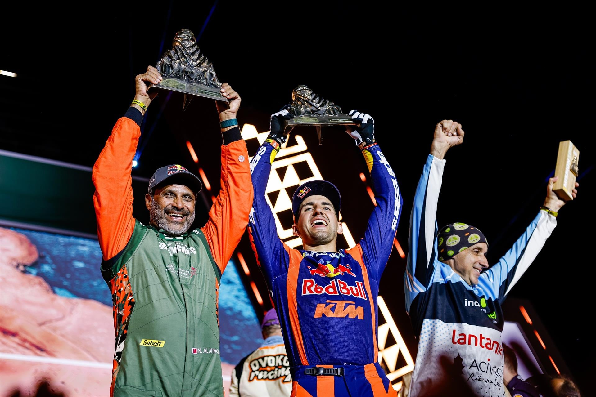 El qatarí Nasser Al-Attiyah y el argentino Luciano Benavides, ganadores en la última edición del Rally Dakar en autos y motos. Ambos estarán a fin de mes en Mendoza y San Juan para el Desafío Ruta 40 (Europa Press)