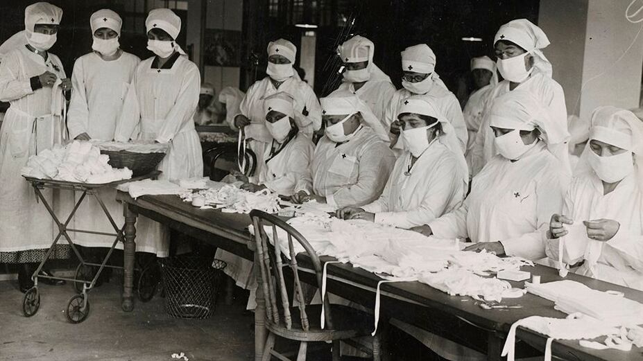 Boston: trabajadoras de la Cruz Roja fabrican barbijos de gasa, ampliamente utilizadas aunque poco efectivas (National Archives)