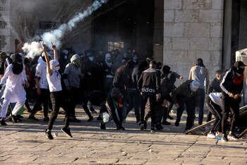 Manifestantes palestinos chocan con las fuerzas de seguridad israelíes en el complejo que alberga la mezquita de Al-Aqsa, conocida por los musulmanes como Noble Santuario y por los judíos como Monte del Templo, en la Ciudad Vieja de Jerusalén el 15 de abril de 2022. REUTERS/Ammar Awad