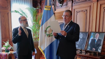 El presidente Bernardo Arévalo juramenta a Luis Méndez Salinas como ministro de Cultura y Deportes de Guatemala