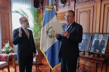 El presidente Bernardo Arévalo juramentó a Luis Méndez Salinas como nuevo Ministro de Cultura y Deportes en una ceremonia oficial en la Ciudad de Guatemala. (Cortesía: Gobierno de Guatemala)
