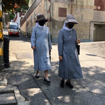 Dos monjas en una calle