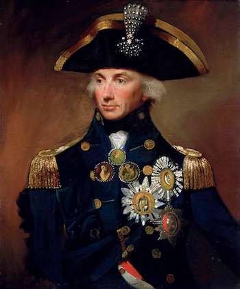 Retrato de busto del almirante Horatio Nelson, mostrando su uniforme naval azul oscuro con charreteras doradas, múltiples medallas y un bicornio ornamentado con joyas