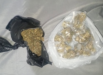 Durante a operação, as autoridades encontraram 15 sacos de drogas e confiscaram dois telemóveis para reforçar a investigação. (Fonte: Ministério do Interior)