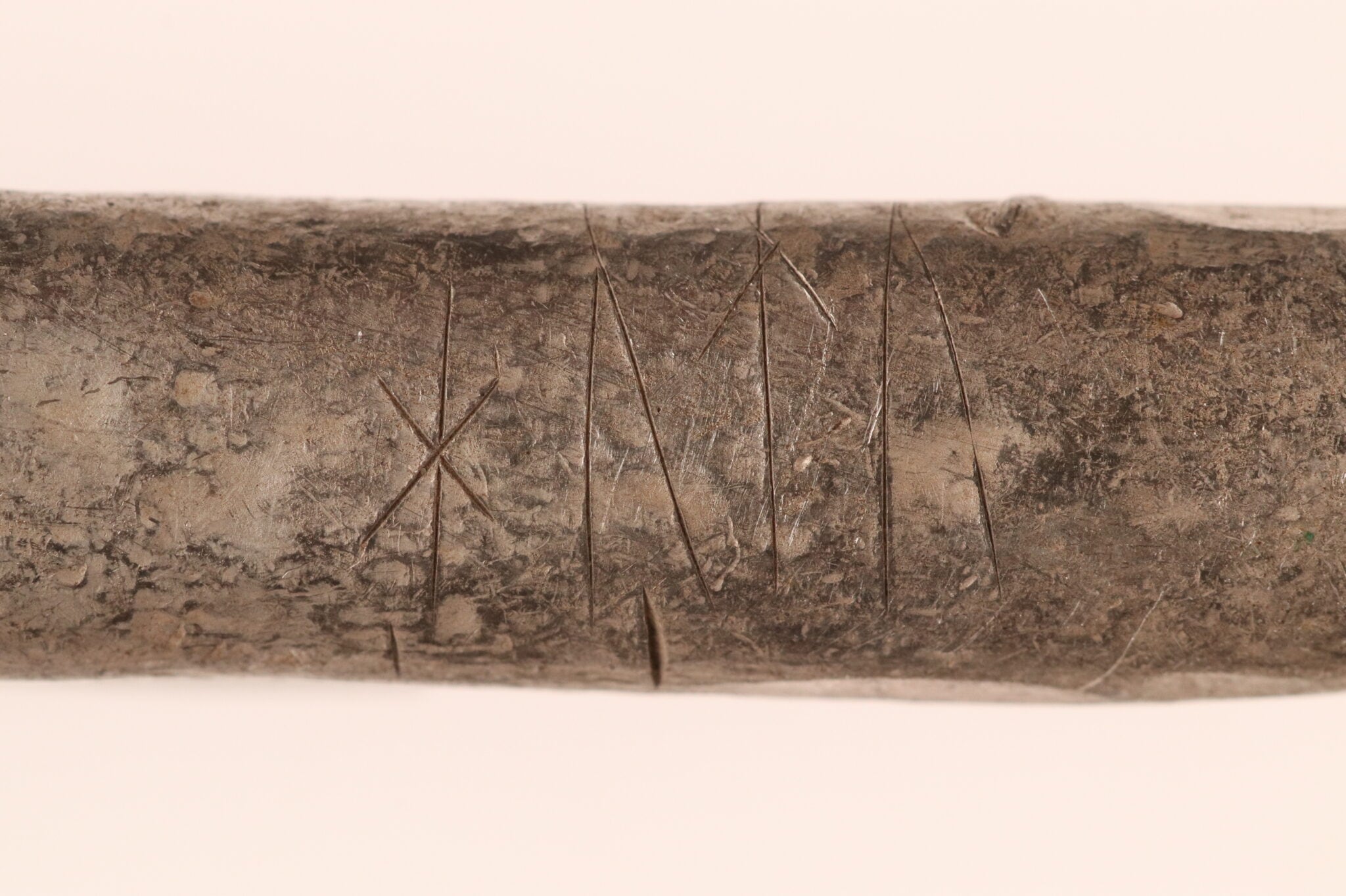 El tesoro de la Era Vikinga incluye barras de plata, brazaletes, 47 monedas enteras, fragmentos de otras monedas y un pequeño martillo de Thor - Gentileza: Museos del Norte de Jutlandia / Nordjyske Museer
