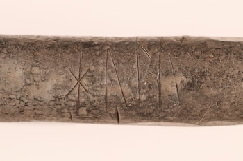 El tesoro de la Era Vikinga incluye barras de plata, brazaletes, 47 monedas enteras, fragmentos de otras monedas y un pequeño martillo de Thor - Gentileza: Museos del Norte de Jutlandia / Nordjyske Museer