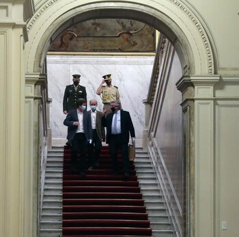 Alberto Fernández conversa ayer con